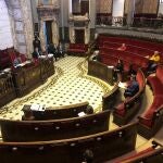 Imagen del pleno ordinario de marzo del Ayuntamiento de València celebrado este jueves con medidas de seguridad frete al coronavirus y centrado en las iniciativas municipales para hacer frente a la pandemia y a sus consecuencias