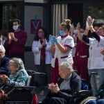 Personal y usuarios de una residencia de mayores de Sevilla han salido hoy al patio durante unos minutos para celebrar que no hay ningún caso de contagio por coronavirus hasta la fecha