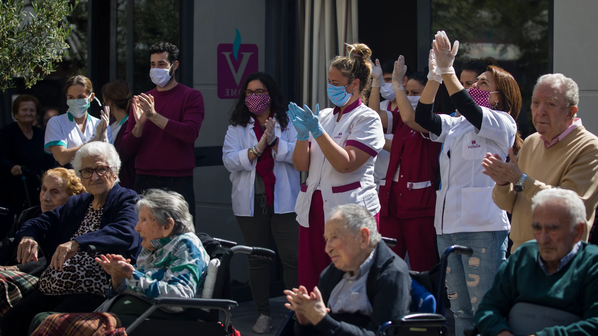 La residencia de mayores Vitalia de Sevilla celebra cantando que no hay ningún caso de coronavirus