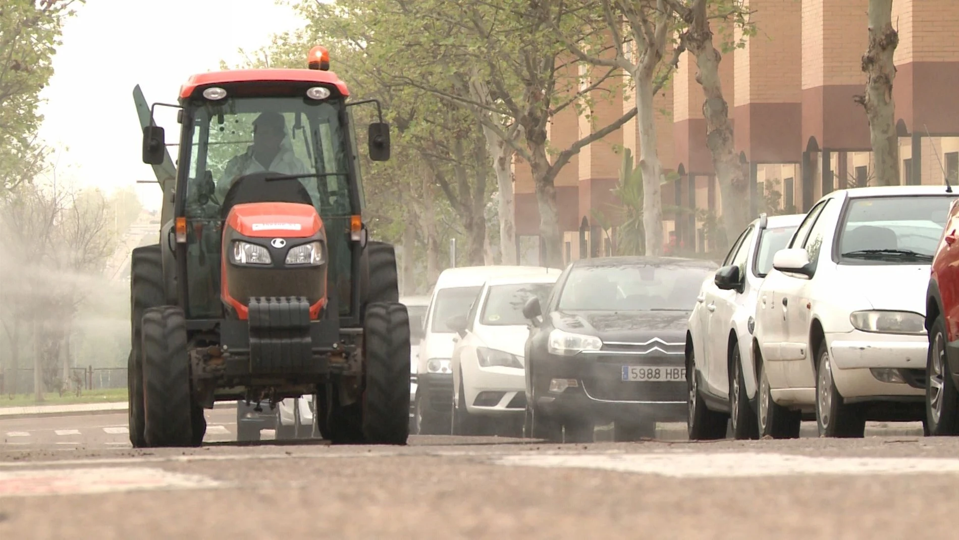 Coronavirus.- Agricultores desinfectan este jueves de forma voluntaria las calles de Mérida con sus tractores