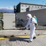 Bomberos pulverizan el exterior de un hospital