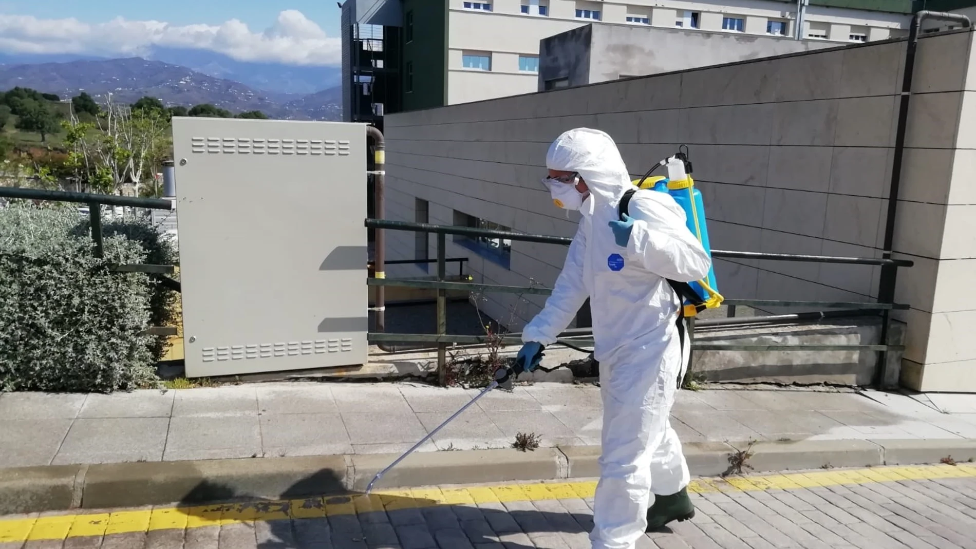Málaga.-Coronavirus.-Bomberos pulverizan exterior del Hospital de Axarquía e instalan máquinas desinfectantes de ozono