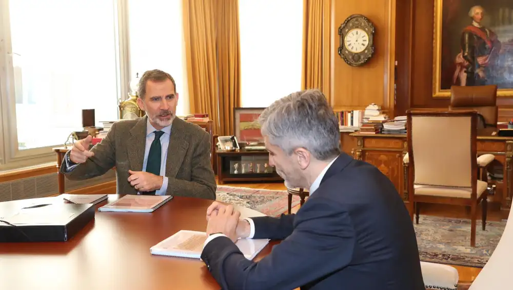 Felipe VI en su despacho de Zarzuela con el titular de Interior, Grande Marlaska