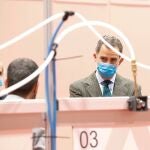 Felipe VI durante su visita al hospital de Ifema