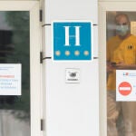 Puerta principal del Gran Hotel Colón que el Hospital Gregorio Marañón ha habilitado para atender a enfermos leves de coronavirus