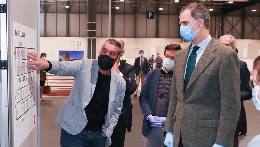 Felipe VI durante su visita al hospital de Ifema