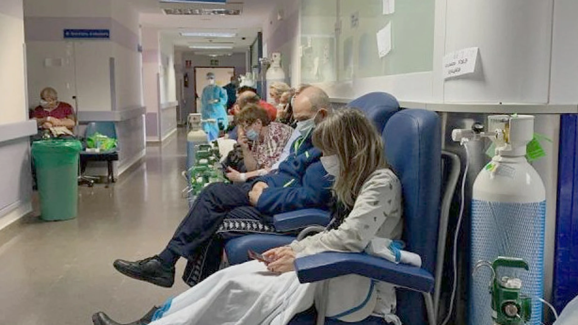 Los pacientes se agolpan en los pasillos de Hospital Severo Ochoa de Madrid que ha cuadruplicado su capacidad
