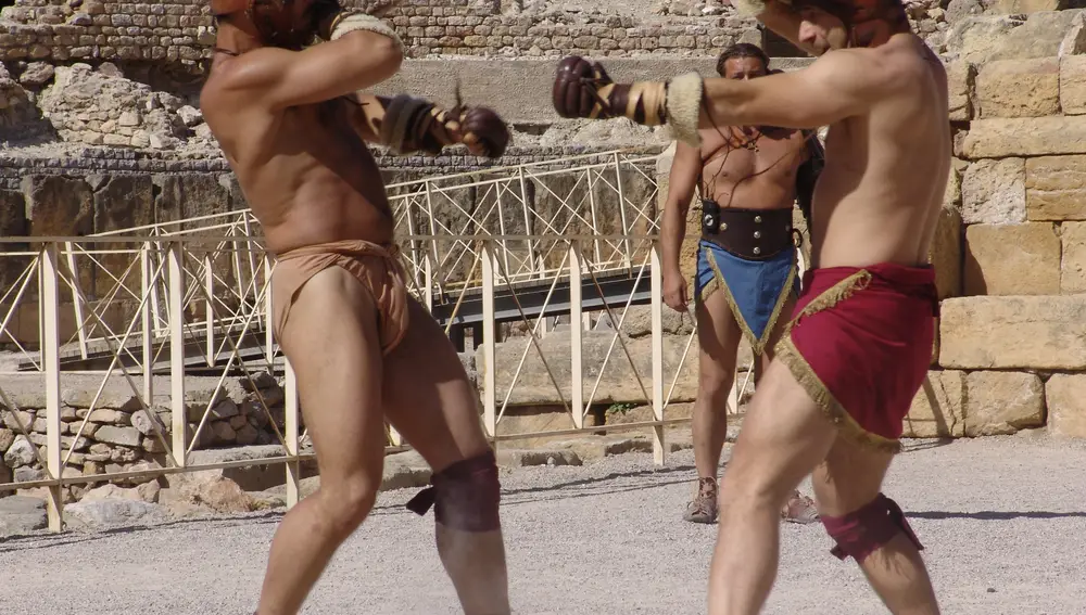 Dos miembros de la sociedad Ars Dimicandi reproducen durante el festival Tarraco Viva cómo era un combate de boxeo en la antigua Roma. En la foto se puede observar cómo eran los guantes de boxeo