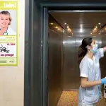 Una limpiadora desinfecta el ascensor del hospital Virgen de la Arrixaca