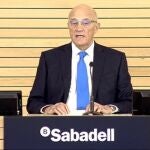 Imagen del presidente de Banco Sabadel, Josep Oliu, durante la retransmisión en streaming de la junta general de accionistas de hoy en Alicante