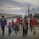 Familias caminan hacia sus hogares a miles de kilómetros de distancia de la gran ciudad india de Ghaziabad/AP