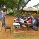 Muchas escuelas en África hacen frente a la escasez de salas de clase, como ésta en Zimbabwe