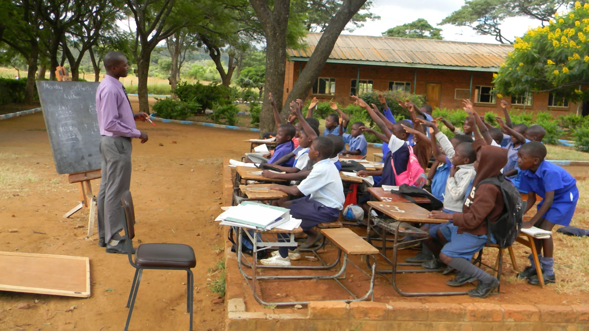 Muchas escuelas en África hacen frente a la escasez de salas de clase, como ésta en Zimbabwe