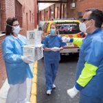 Dos enfermeros del servicio murciano de salud entregan muestras de Covid-19 en el hospital general Virgen de la Arrixaca de Murcia,