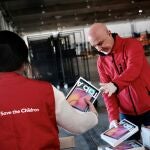 Trabajadores de la organización Save The Children ordenan las cajas de las tabletas donadas por Samsung para familias en riesgo de exclusión