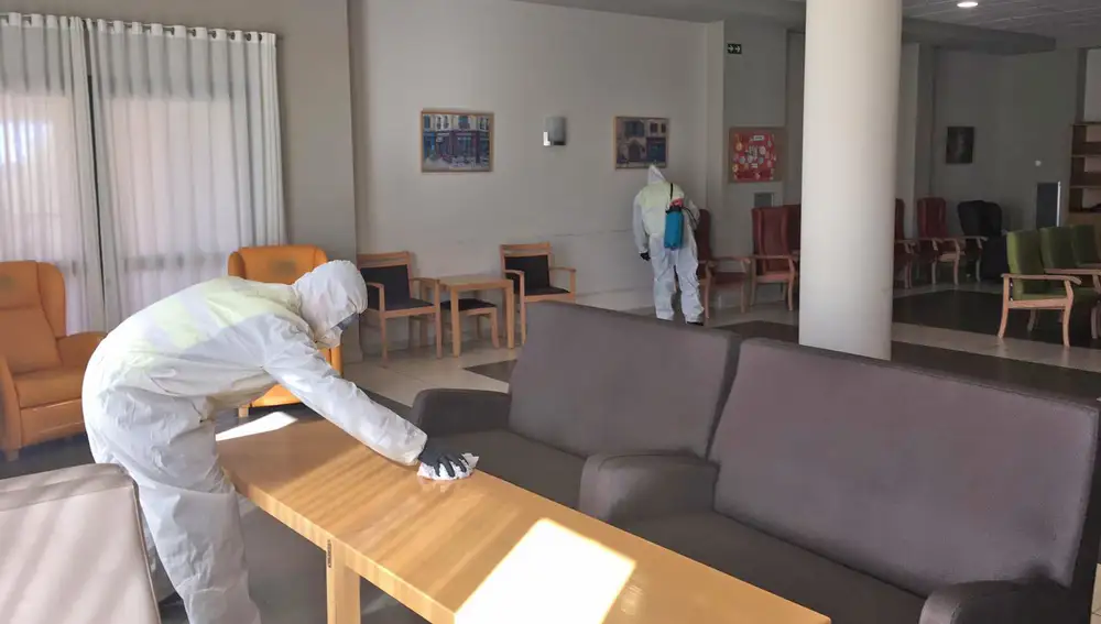 Efectivos de la Unidad Militar de Emergencias (UME) desinfectan el entorno de la residencia y centro de día Rio Boeza, en La Ribera del Folgoso (León)