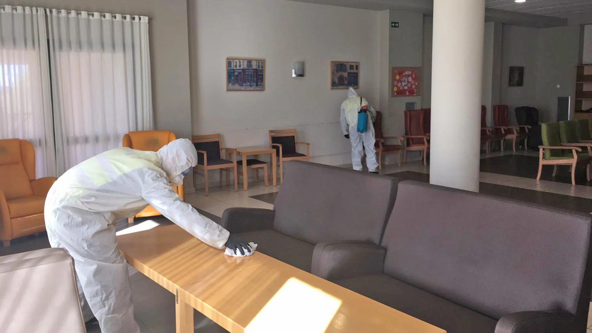 Efectivos de la Unidad Militar de Emergencias (UME) desinfectan el entorno de la residencia y centro de día Rio Boeza, en La Ribera del Folgoso (León)
