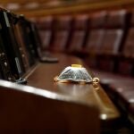 Una mascarilla de protección en un escaño durante el pleno celebrado este miércoles en el Congreso de los Diputados en Madrid. Además de la convalidación de los decretos económicos para paliar las consecuencias sociales de la pandemia del coronavirus, el Congreso debate la prórroga del estado de alarma hasta el próximo 11 de abril, en Madrid (España), a 25 de marzo de 2020.26 MARZO 2020;CONGRESO;CORONAVIRUS;EPIDEMIA;PANDEMIA;Pool25/03/2020