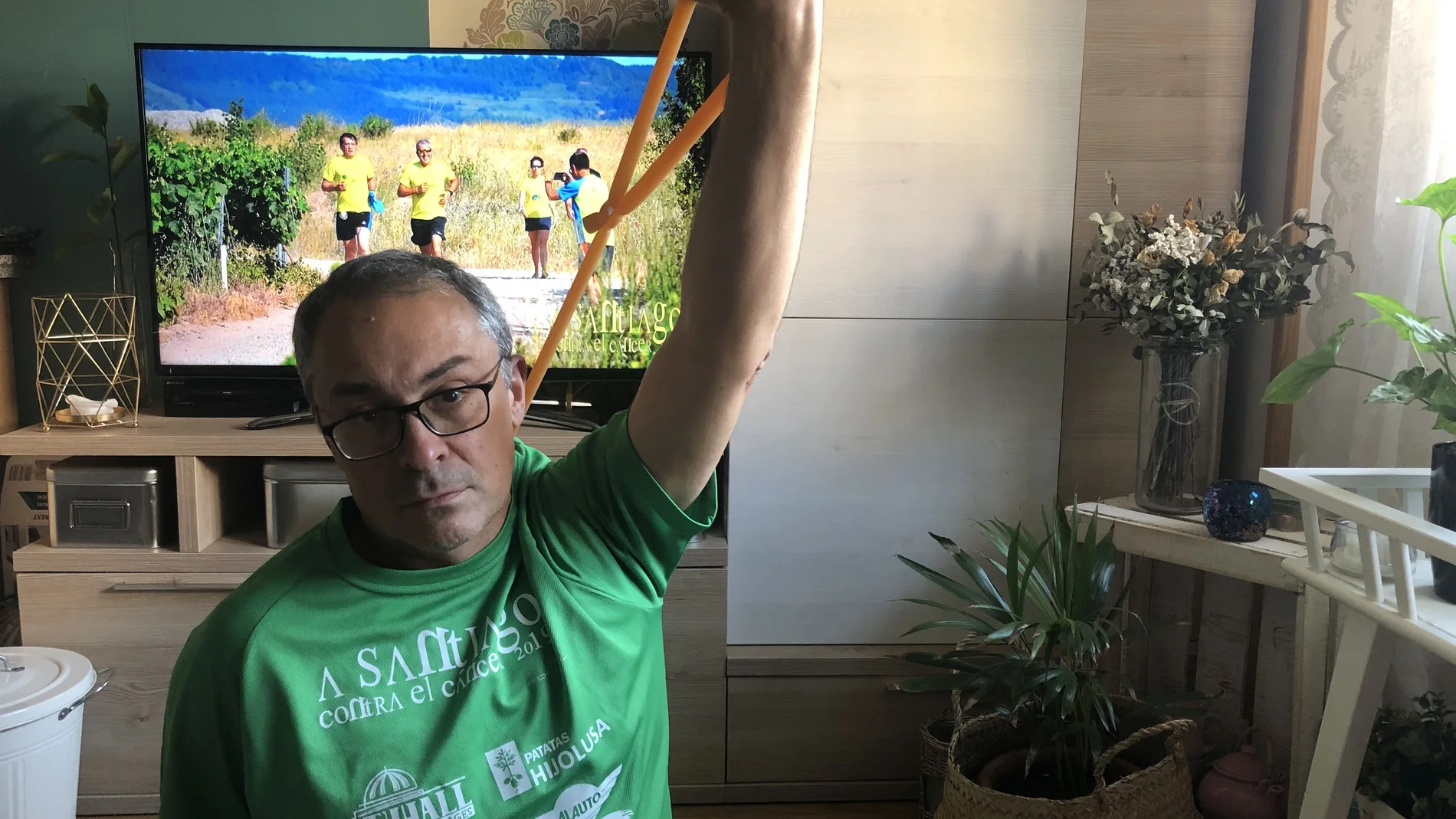 César Fernández Buitrón, uno de los impulsores de la iniciativa "A Santiago contra el cáncer", en su casa realizando ejercicios de acondicionamiento