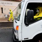Empleados municipales de limpian y desinfectan una calle de Cannes este viernes