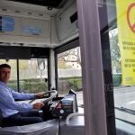 Un conductor de la EMT de Valencia durante los primeros días de la cuarentena