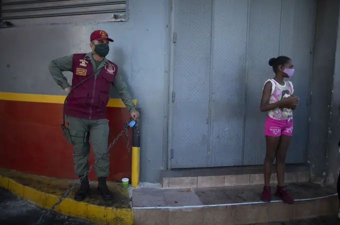 Escasez de gasolina en cuarentena: Maduro fija un límite de 20 litros por coche