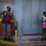 Un soldado de la Guardia Nacional custodia una de las pocas estaciones de servicio que permanecen abiertas en Caracas