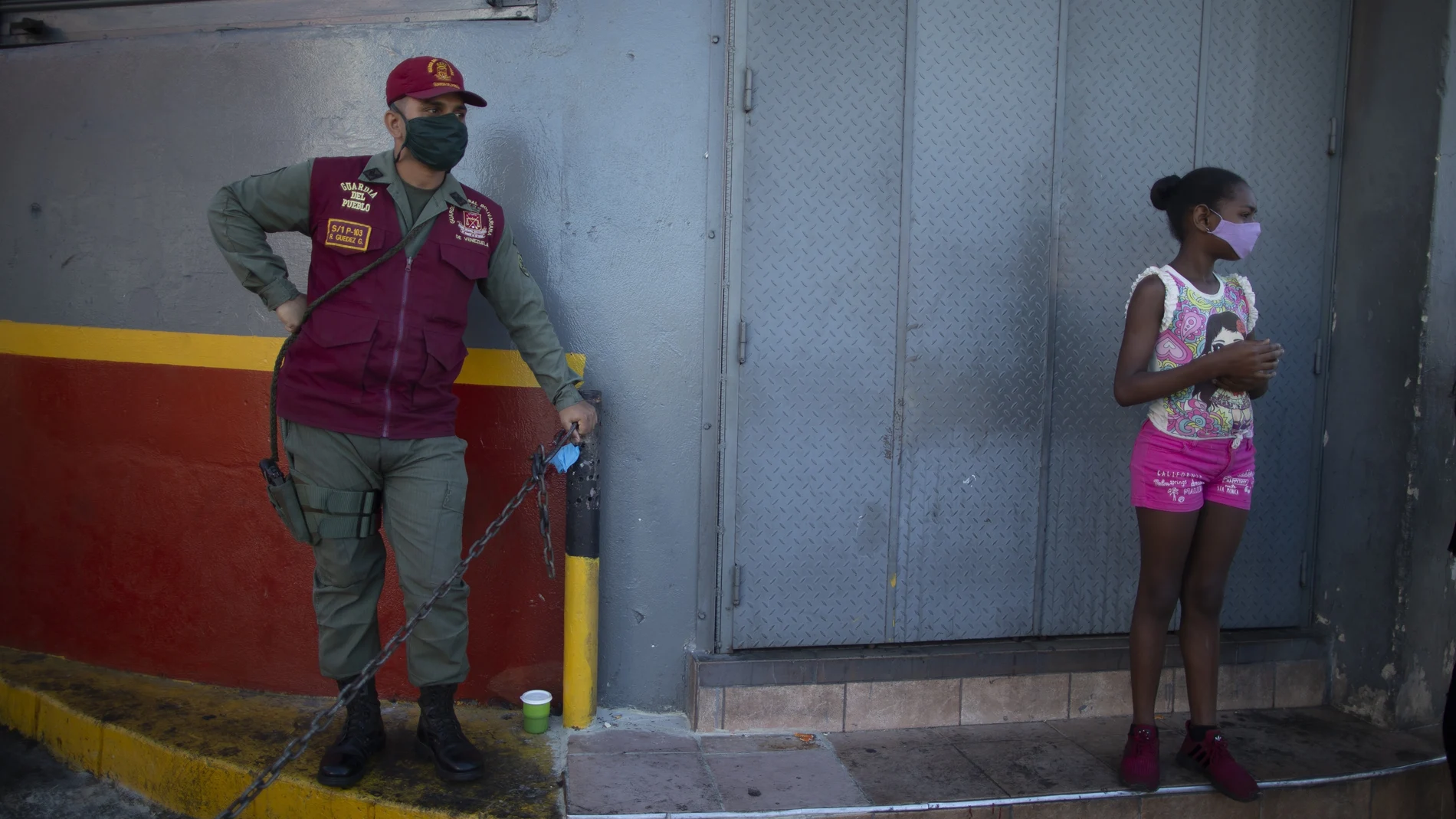 Un soldado de la Guardia Nacional custodia una de las pocas estaciones de servicio que permanecen abiertas en Caracas