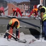 Trabajadores de la construcción urbanizan unas calles en Bilbao ayer