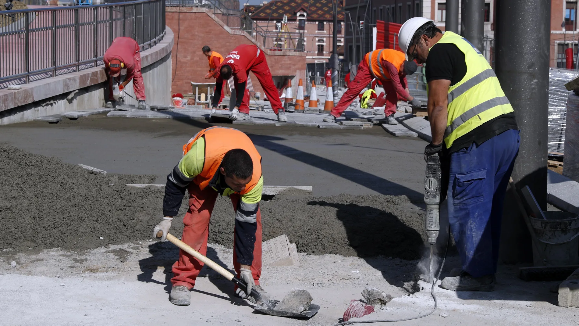 Trabajadores de la construcción urbanizan unas calles en Bilbao ayer