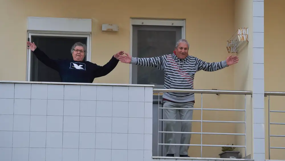 Una pareja de Caldas Da Rainha hacen gimnasia desde su balcón