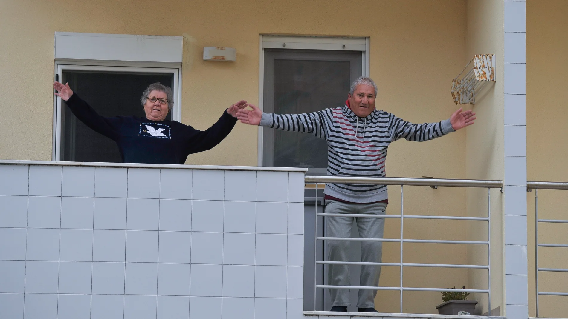 Covid-19: Residents of Caldas da Rainha do gymnastics at the balcony