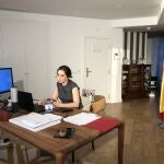 La presidenta de la Comunidad de Madrid, Isabel Díaz Ayuso, trabajando desde su despacho en la Puerta del Sol