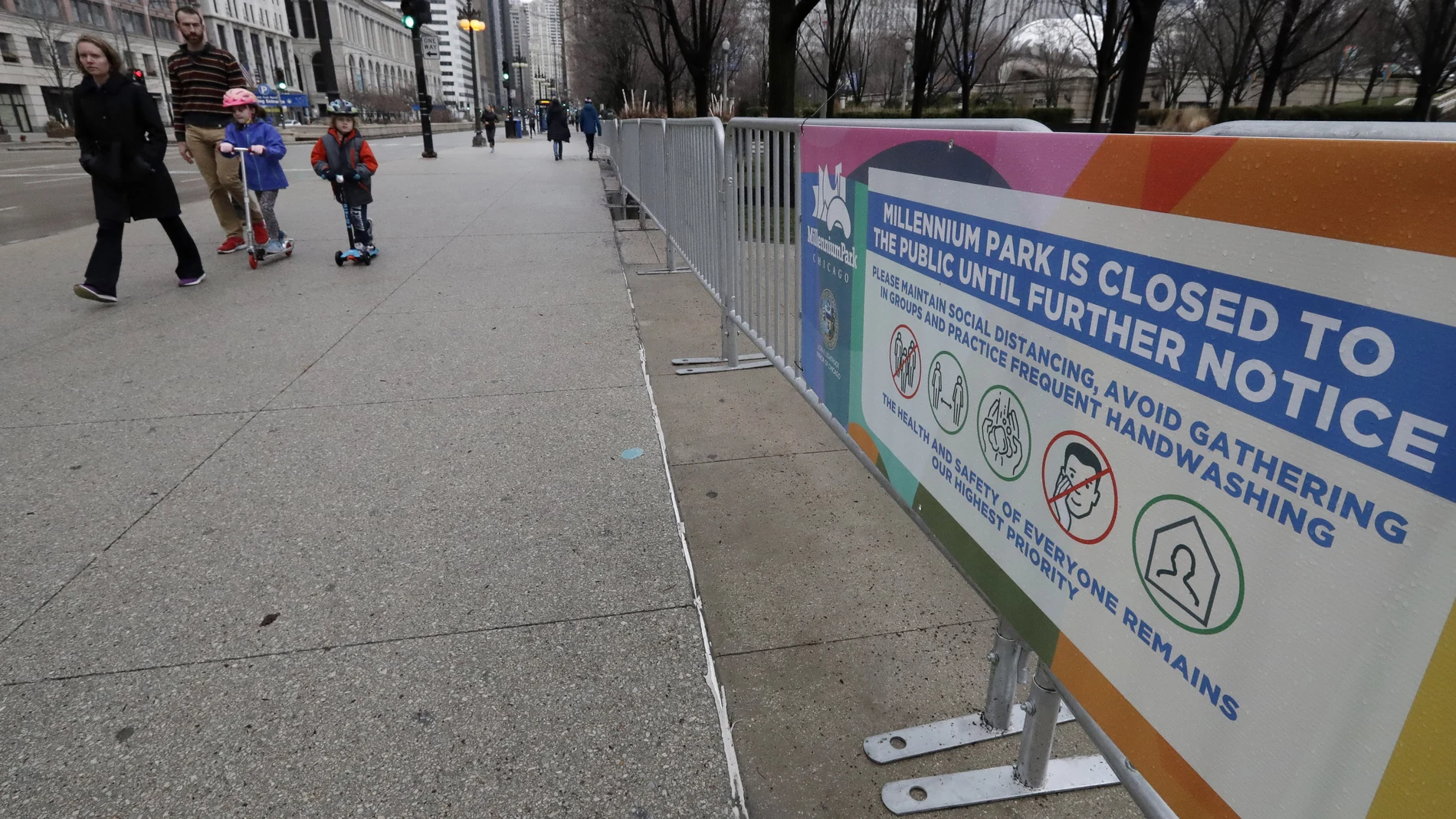Una familia pasea por Chicago que ha cerrado los parques para contener la pandemia