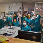 Un grupo de enfermeras y sanitarios del Hospital Reina Sofía de Córdoba, con las mascarillas de Basi del Río