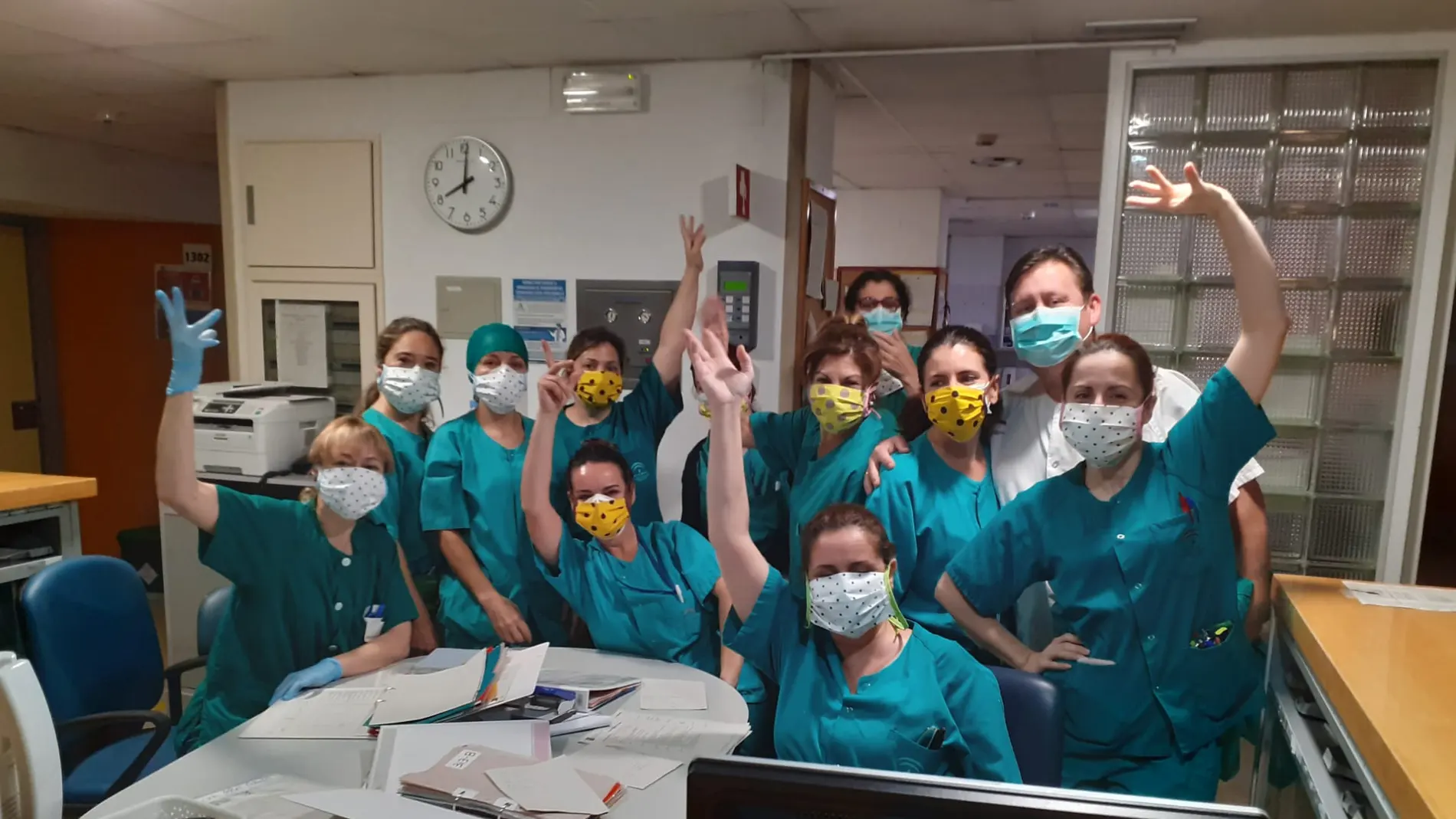 Un grupo de enfermeras y sanitarios del Hospital Reina Sofía de Córdoba, con las mascarillas de Basi del Río