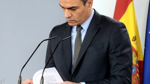 GRAF2938. MADRID, 28/03/2020.- El presidente del Gobierno, Pedro Sánchez, durante su comparecencia en la que ha anunciado este sábado la paralización de todas las actividades no esenciales desde el lunes 30 de marzo y hasta el jueves 9 de abril, ambos inclusive. EFE/EFE/Pool Moncloa/J.M. Cuadrado