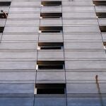 Una persona saluda desde un hotel donde debe cumplir una cuarentena luego de llegar de viaje del exterior, este viernes, en la ciudad de Buenos Aires