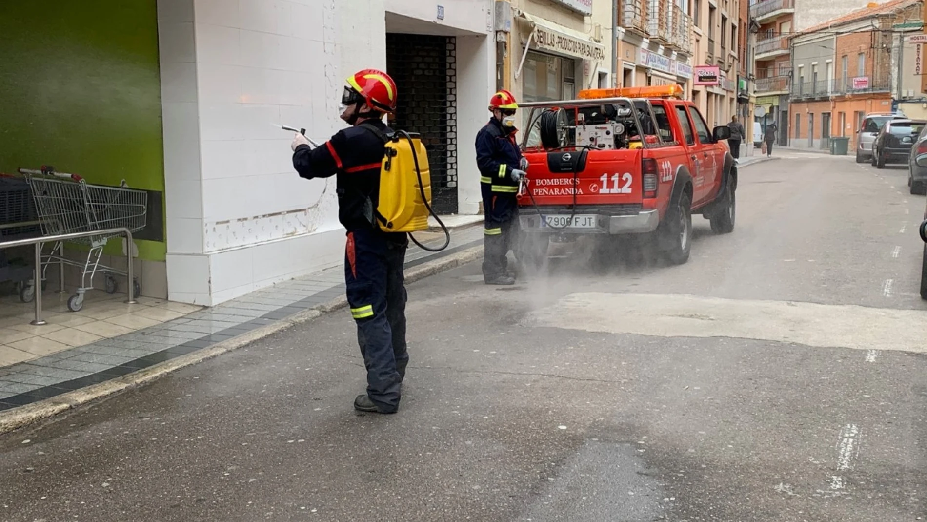 Los bomberos de la Diputación de Salamanca durante sus labores de desinfección