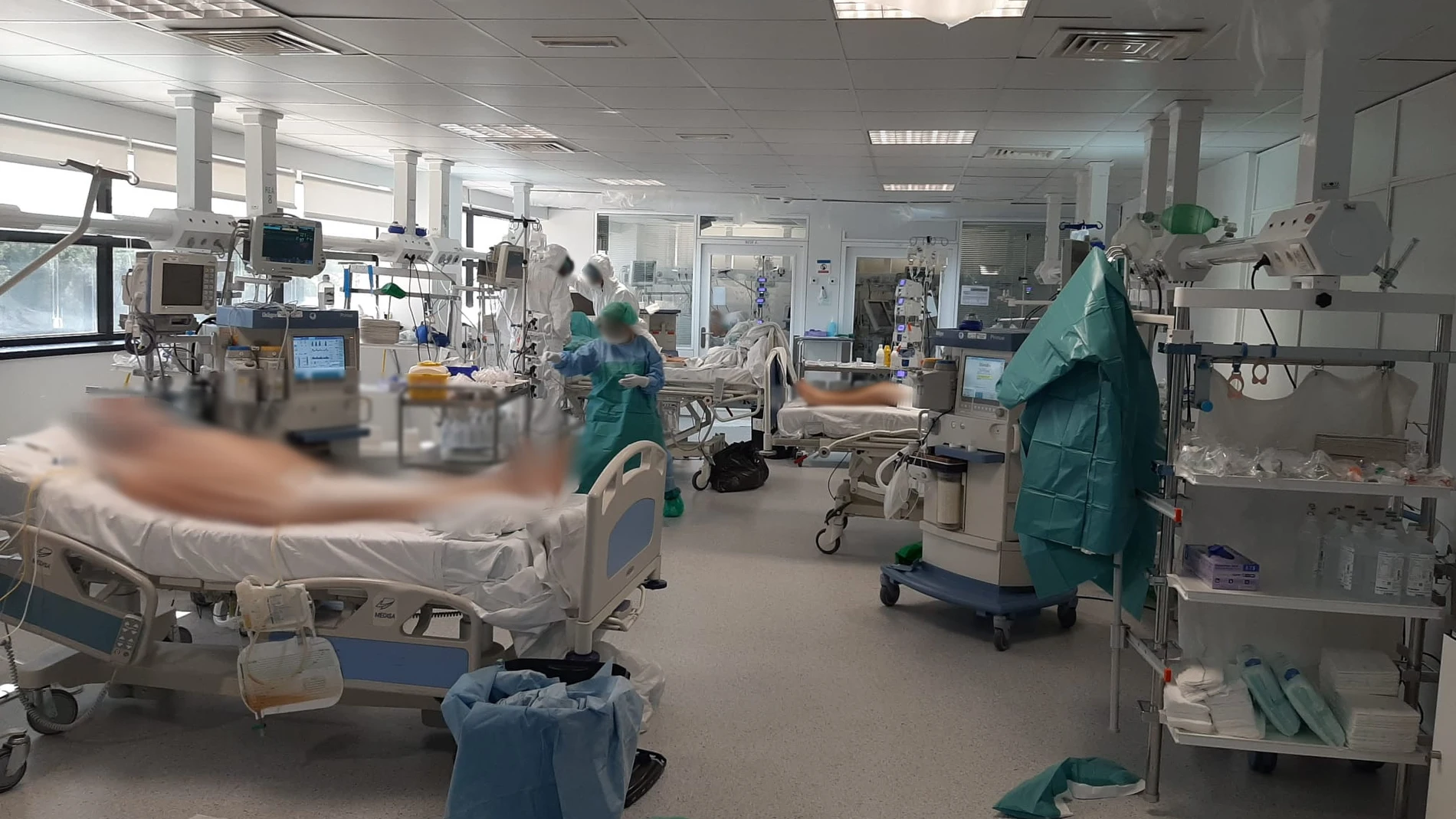 Interior de una UCI en un hospital madrileño, con enfermos de coronavirus.