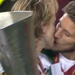 Ivan Rakitic y Daniel Carriço se dan un beso tras ganar la Europa League con el Sevilla.