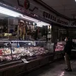 Vista de un puesto del Mercado de Antón Martín en Madrid. EFE/ Ana Márquez