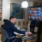 El presidente del Gobierno, Pedro Sánchez, durante la videoconferencia con los presidentes autonómicos desde la Moncloa para tratar la crisis del coronavirus, en Madrid