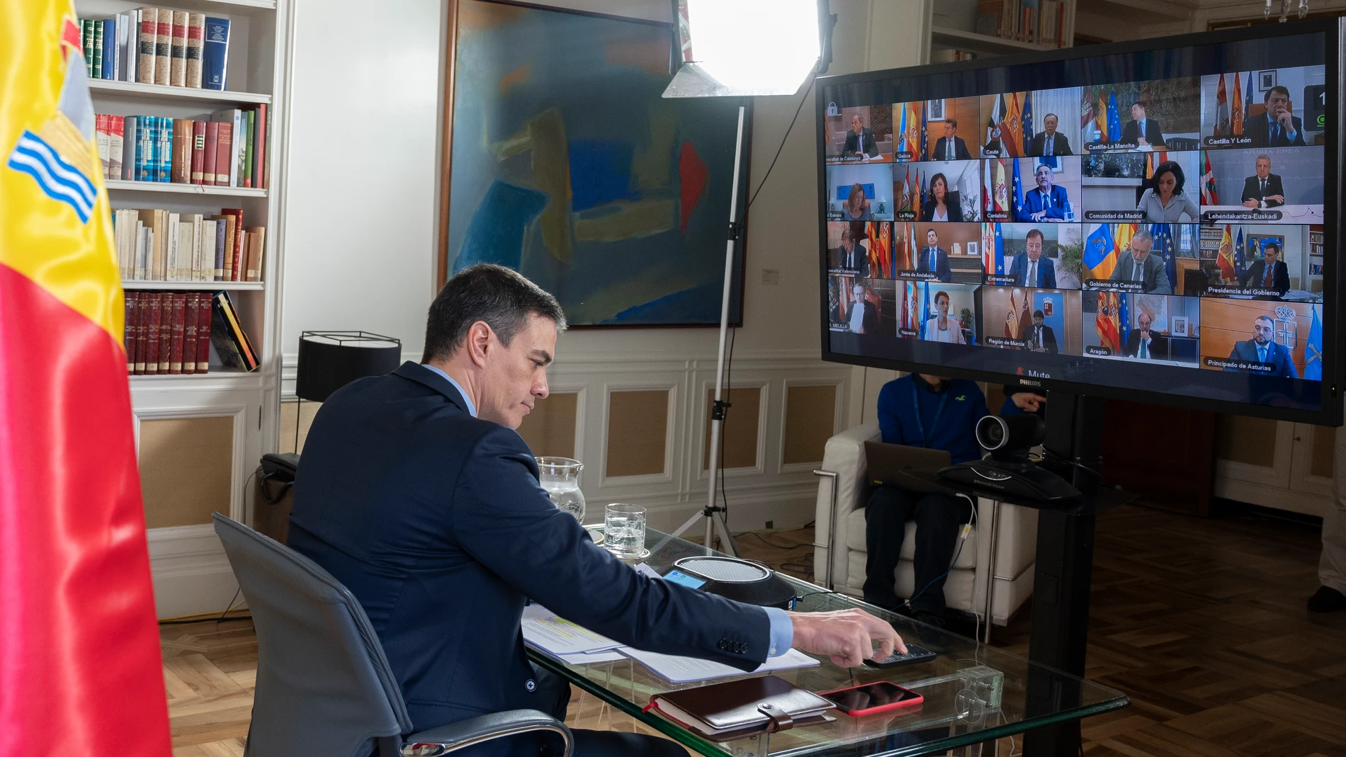 El presidente del Gobierno, Pedro Sánchez, durante la videoconferencia con los presidentes autonómicos desde la Moncloa para tratar la crisis del coronavirus, en Madrid