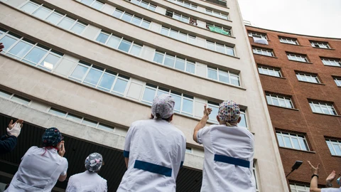 Sanitarios agradecen el homenaje que cada día se celebra en su honor, ayer, en la puerta principal de la Fundación Jiménez Díaz, en MadridJoaquin Corchero / Europa Press