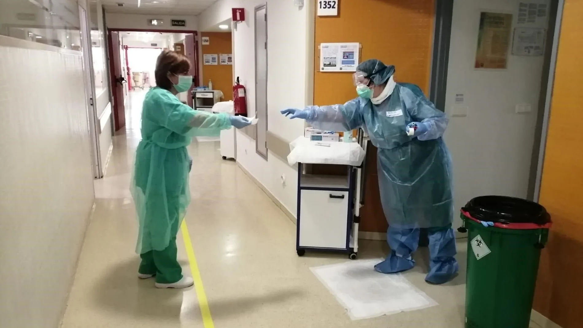Sanitarios del Hospital Reina Sofía de Córdoba que tratan a pacientes con el coronavirus