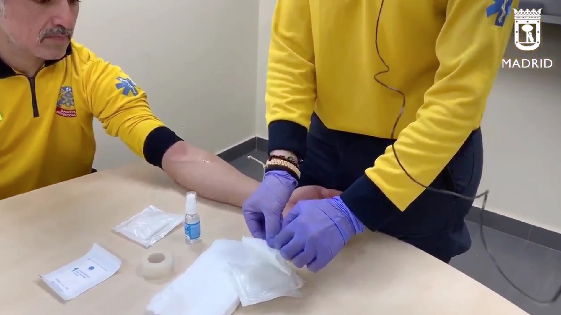 Una enfermera muestra cómo curar heridas domésticas para evitar así el colapso de los hospitales
