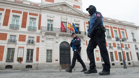Ayuntamiento de Madrid con las banderas a medio asta.Joaquin Corchero / Europa Press