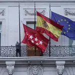 Las banderas de Madrid, de España y de la Unión Europea ondean en la sede de la Comunidad de Madrid en la Puerta del Sol | Fuente: Comunidad de Madrid