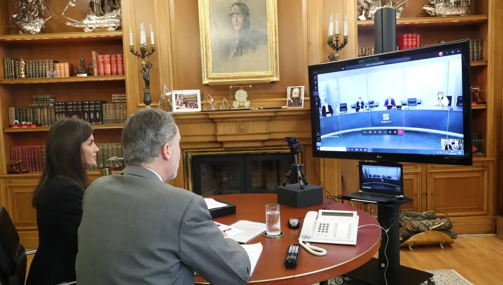 Videoconferencia del Rey Felipe VI y la Reina Letizia con SEAT, en la que los directivos y responsables de producción de la empresa les han explicado el proyecto de reconversión de fabricar coches a fabricar respiradores, en el Palacio de la Zarzuela, en Madrid (España) a 30 de marzo de 2020.30 MARZO 2020 CORONAVIRUS;CONFINAMIENTO TOTAL;ESTADO DE ALARMA;PANDEMIA;ENFERMEDAD;CRISISCasa de S.M. el Rey30/03/2020
